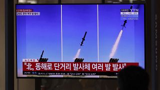 شاشة تلفزيونية تبث تقارير حول إطلاق كوريا الشمالية لصواريخ في محطة سكة حديد في سيول، كوريا الجنوبية 