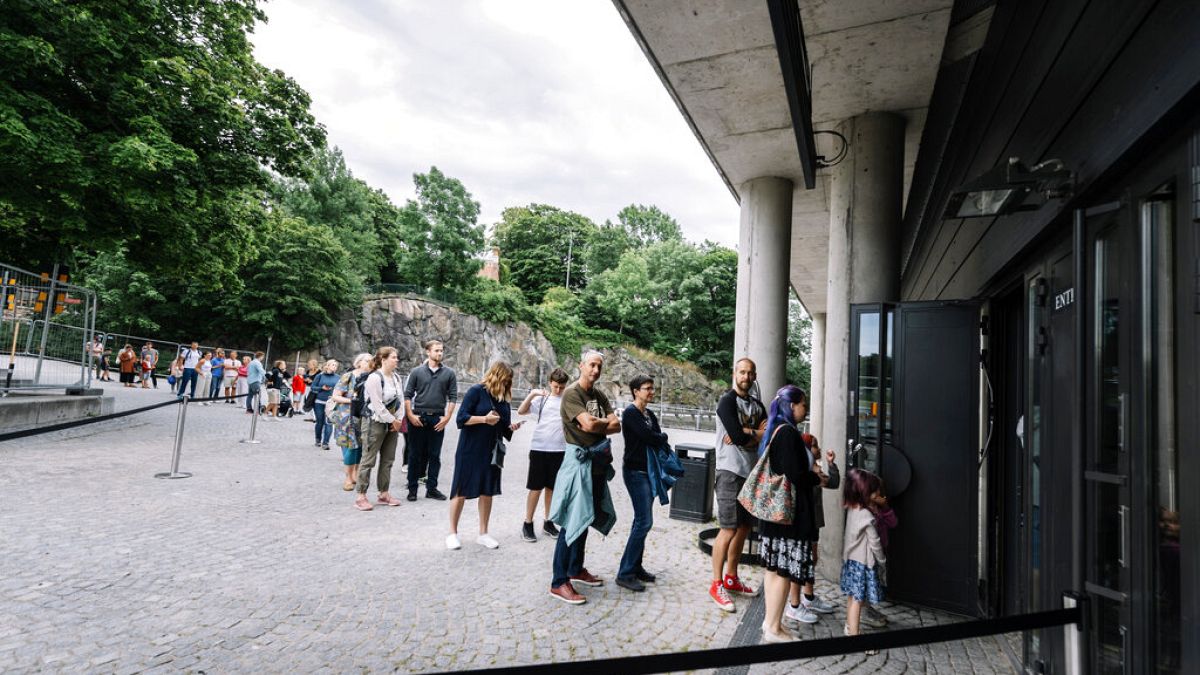 Σουηδοί περιμένουν σε ουρά για να μπουν σε μουσείο