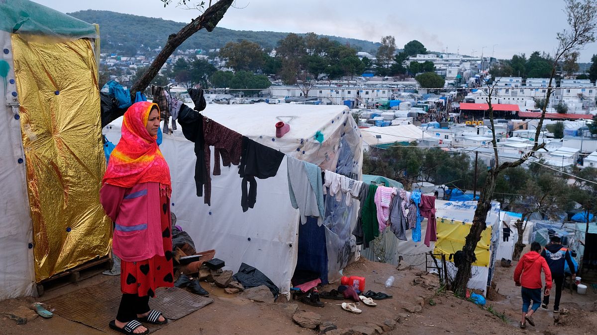 Moria kampının çevresinde çadır kuran mülteciler