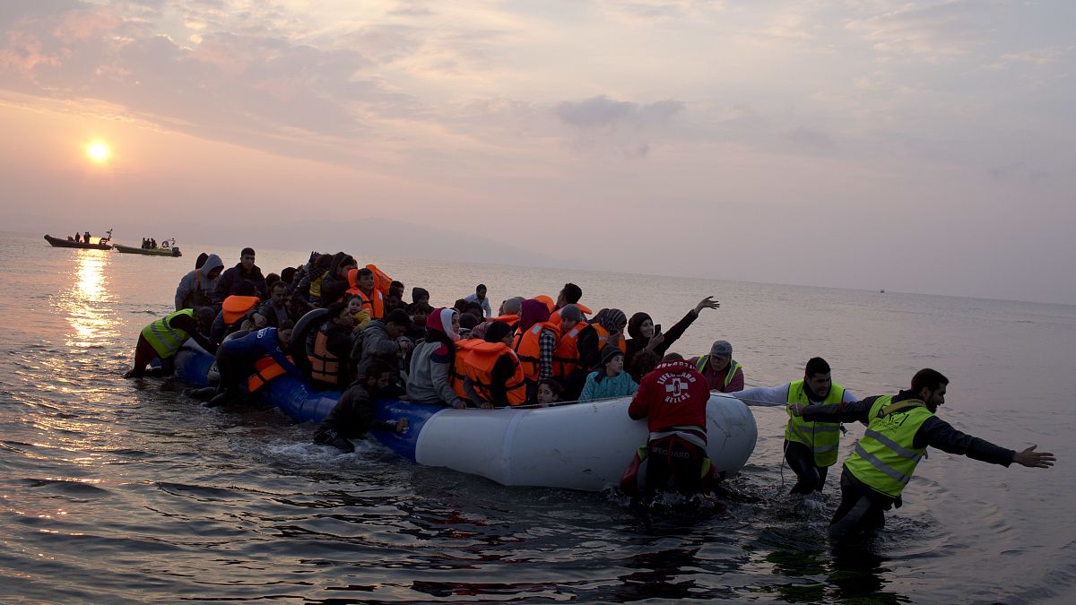 Türkiye'den Yunanistan'ın Midilli adasına botla geçen göçmenler ve onlara yardım eden gönüllüler