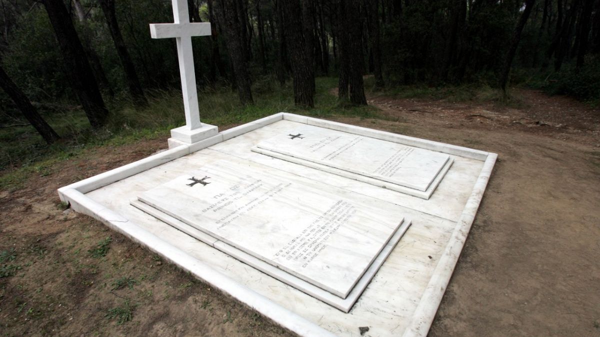 Βασιλικοί τάφοι στο Τατόι