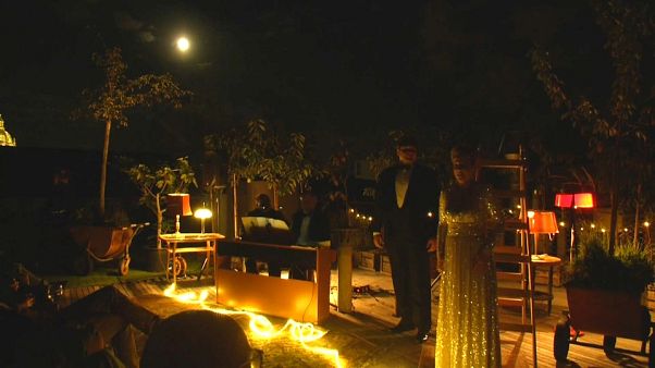 Una 'Ópera de luna llena' como alternativa cultural al coronavirus en Praga Una 'Ópera de luna llena' como alternativa cultural al coronavirus en Praga