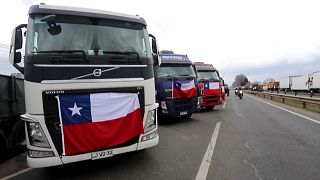 Camiones con banderas chilenas bloquean varios carriles de la autopista durante la huelga