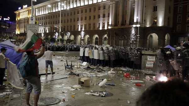 Tracce di scontri fuori dal Parlamento di Sofia. Tracce di scontri fuori dal Parlamento di Sofia.