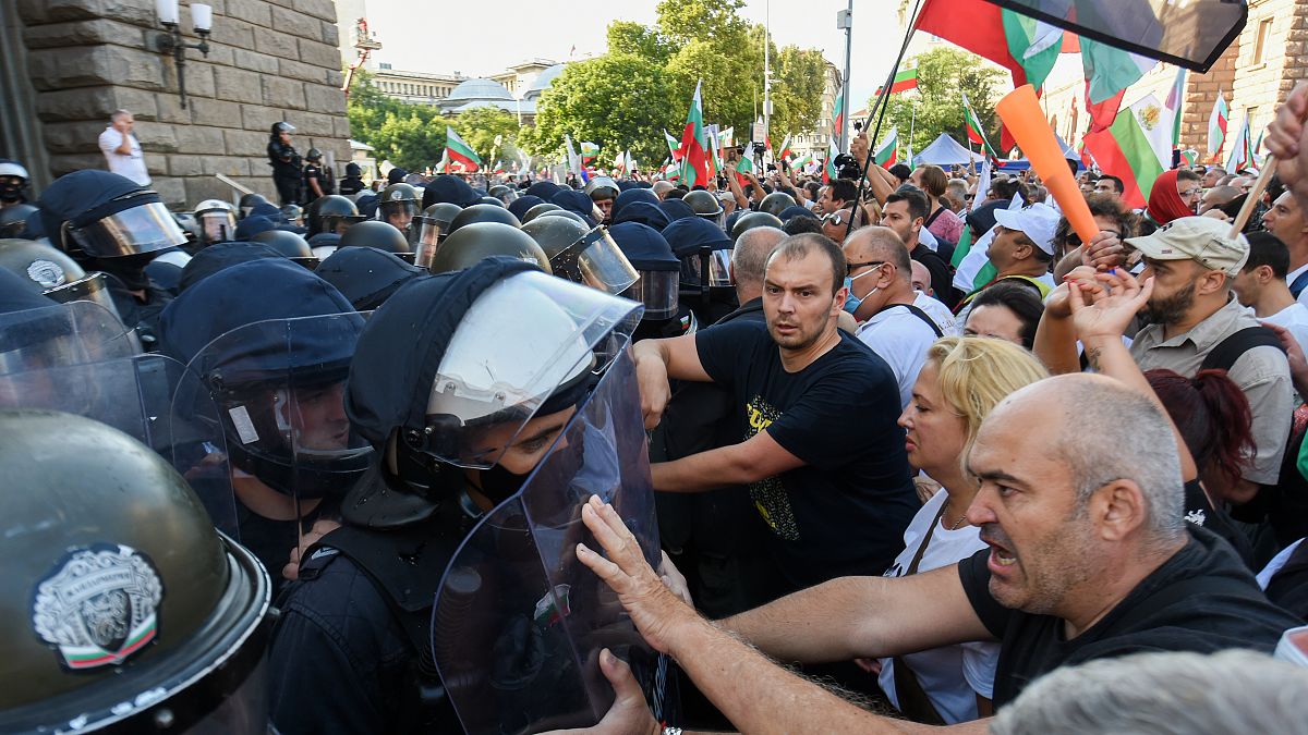 Manifestantes chocan con la Policía durante las protestas en Sofía