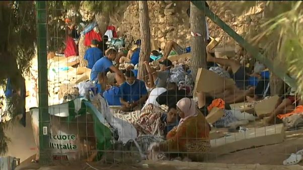 Migrantes de Lampedusa transferidos para navios Migrantes de Lampedusa transferidos para navios