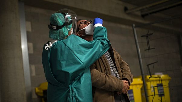 Γιατρός κάνει λήψη δείγματος στο Βέλγιο Γιατρός κάνει λήψη δείγματος στο Βέλγιο