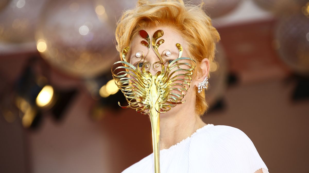 Tilda Swinton con una máscara dorada de Venecia