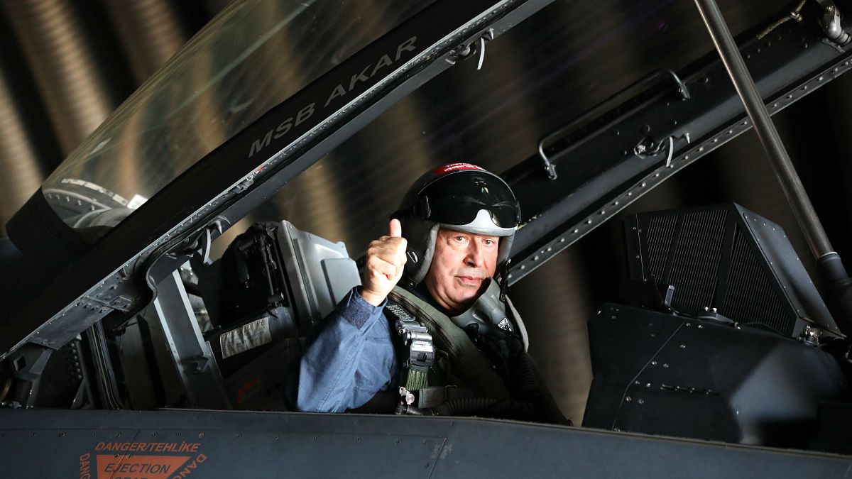 Milli Savunma Bakanı Hulusi Akar, Hava Kuvvetleri'nin yeni uçuş eğitim yılının açılışını Ege'nin kuzeyine yaptığı özel uçuşla gerçekleştirdi