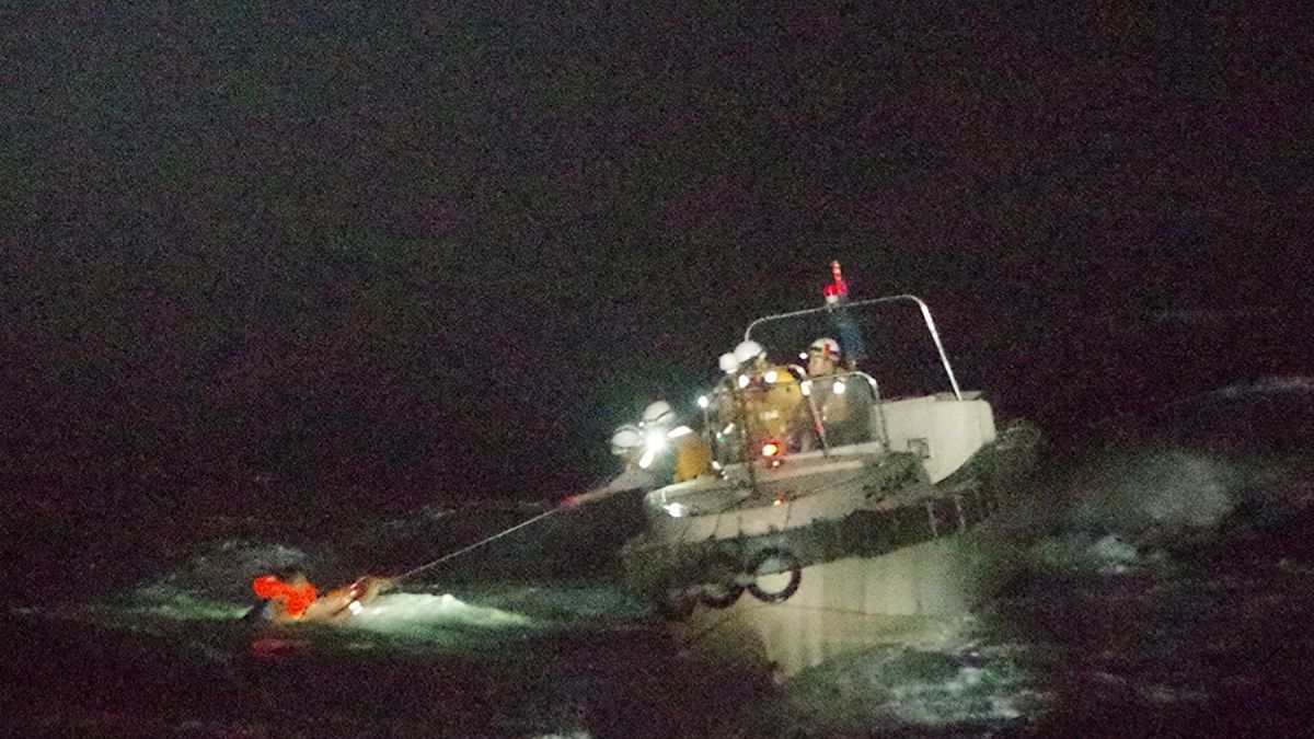 Japon Sahil Güvenlik Birimi, Amami Oshima Adası açıklarında alabora olan kargo gemisindeki kayıp mürettebattan birini buldu