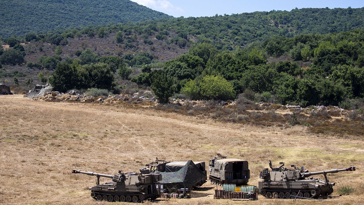 جنود إسرائيليون  بجوار قطع مدفعية متحركة شمال إسرائيل 
