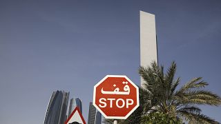 علامتان مروريتان قرب شركة النفط الوطنية الإماراتية في أبو ظبي. 2020/09/01