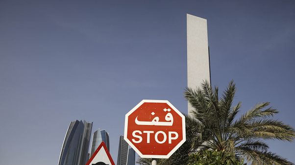 علامتان مروريتان قرب شركة النفط الوطنية الإماراتية في أبو ظبي. 2020/09/01 علامتان مروريتان قرب شركة النفط الوطنية الإماراتية في أبو ظبي. 2020/09/01