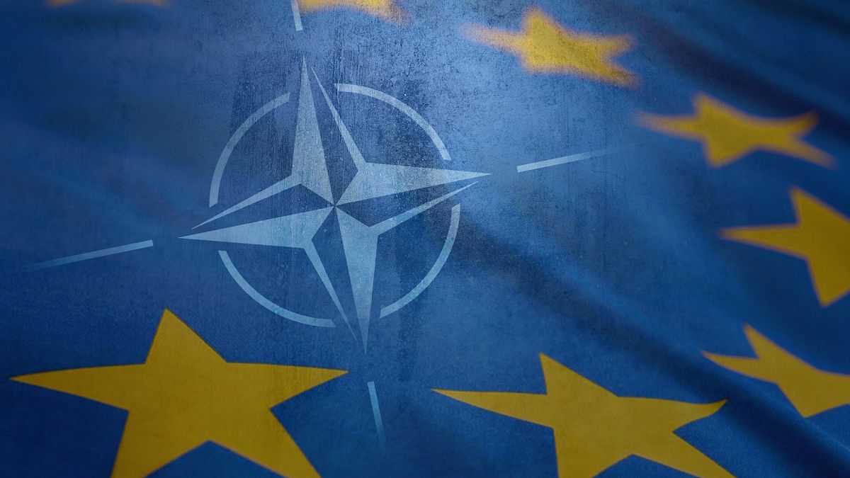 NATO ve AB bayrakları