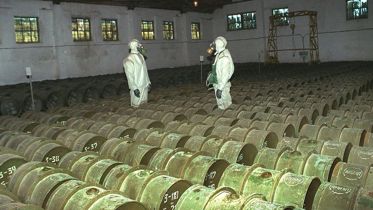 In questa foto del 2000, due soldati russi effettuano un controllo su contenitori metallici che contengono agenti tossici in un sito di stoccaggio di armi chimiche a Gorny