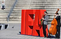 Musiker vor der Messehalle