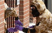 Helyszínelés katonai vegyvédelmi öltözékben Salisbury-ben, Szkripal mérgezésének helyszínén