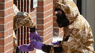 Helyszínelés katonai vegyvédelmi öltözékben Salisbury-ben, Szkripal mérgezésének helyszínén