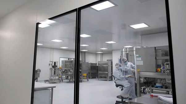 Laboratuvarda aşı üzerine çalışan araştırmacılar Laboratuvarda aşı üzerine çalışan araştırmacılar