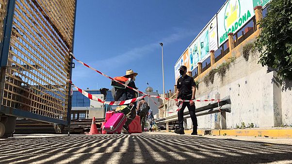 مواطنون مغاربة ينتظرون العودة إلى الوطن بعد أن تقطعت بهم السبل في إسبانيا بسبب جائحة فيروس كورونا في سبتة الإسبانية. مواطنون مغاربة ينتظرون العودة إلى الوطن بعد أن تقطعت بهم السبل في إسبانيا بسبب جائحة فيروس كورونا في سبتة الإسبانية.