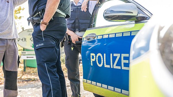 Polizist neben seinem Auto Polizist neben seinem Auto