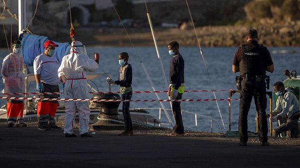 Toma de temperaturas en el muelle de Arguineguín, Gran Canaria de un grupo de menores migrantes rescatados. Toma de temperaturas en el muelle de Arguineguín, Gran Canaria de un grupo de menores migrantes rescatados.