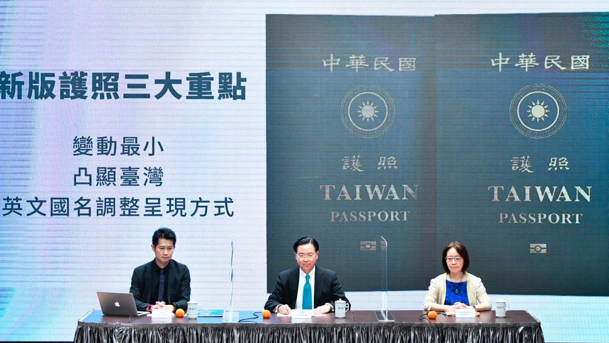 A tajvani külügyminiszter szeptember 2-án mutatta be az új útlevelet