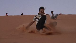 شاهد: انتعاش التزلج على الرمال في ظل لجوء السعوديين للسياحة الداخلية