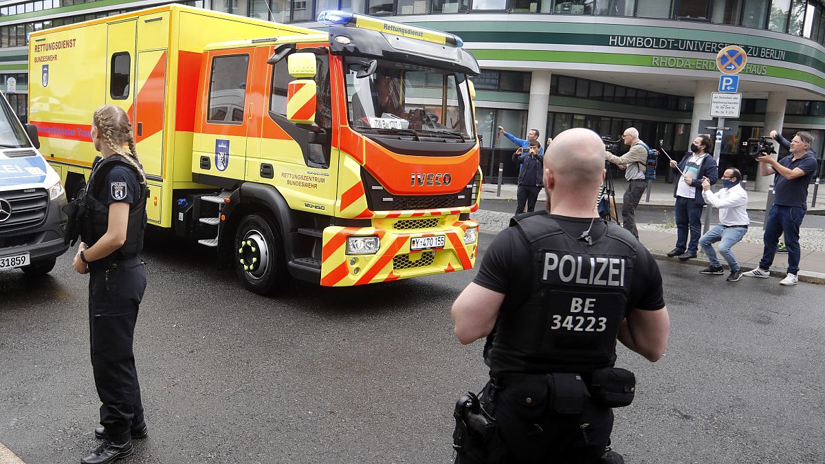 سيارة إسعاف يُعتقد أنها نقلت أليكسي نافالني أمام مستشفى شاريتيه في برلين، 22 أغسطس 2020