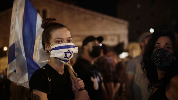 İsrail'de maske takan protestocular İsrail'de maske takan protestocular