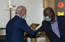 Joe Biden saluda a un líder de la comunidad afroamericana en Kenosha