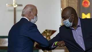 Joe Biden saluda a un líder de la comunidad afroamericana en Kenosha