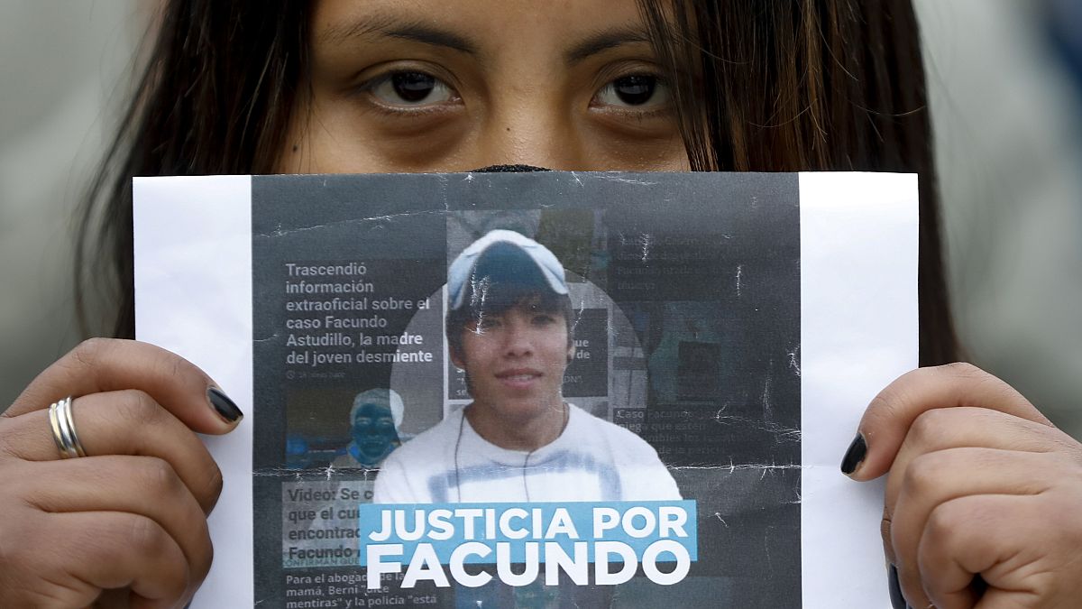 Una manifestante muestra un cartel en el que pide "Justicia por Facundo"