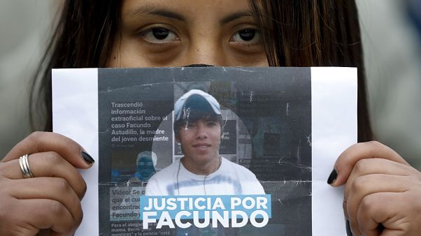Una manifestante muestra un cartel en el que pide "Justicia por Facundo" Una manifestante muestra un cartel en el que pide "Justicia por Facundo"