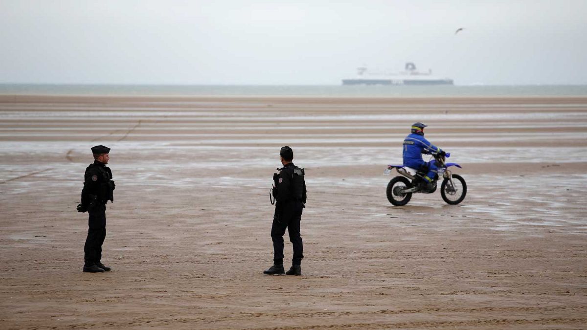 Polizia di frontiera sulla spiaggia di Oye-Plage, vicino Calais. Qui è stato trovato il corpo di un sudanese di 16 anni annegato nel tentativo di raggiungere la Gran Bretagna