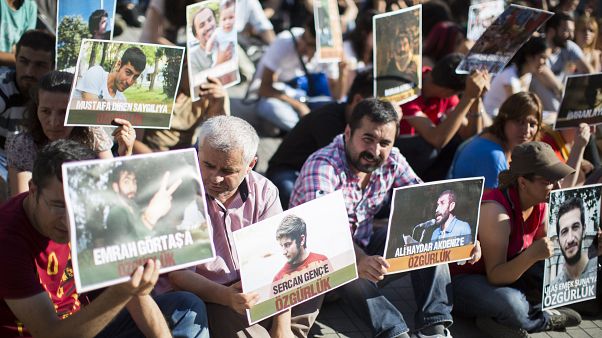 صورة من الأرشيف -أفراد عائلات أشخاص تم اعتقالهم خلال إحتجاجات صورة من الأرشيف -أفراد عائلات أشخاص تم اعتقالهم خلال إحتجاجات