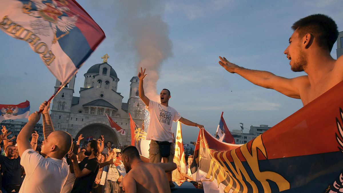 I sostenitori dell'opposizione celebrano i risultati delle elezioni al di fuori della Chiesa serbo-ortodossa della Risurrezione di Cristo a Podgorica, Montenegro