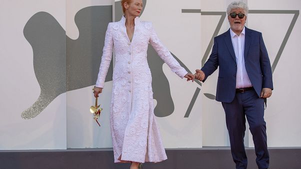 Tilda Swinton y Pedro Almodóvar en la Mostra de Venecia Tilda Swinton y Pedro Almodóvar en la Mostra de Venecia