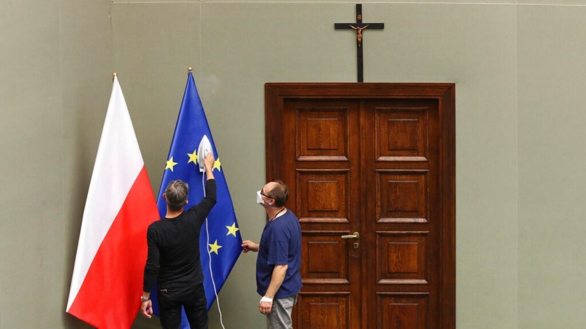 پرچم لهستان در کنار پرچم اتحادیه اروپا
