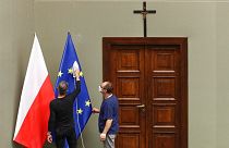 پرچم لهستان در کنار پرچم اتحادیه اروپا