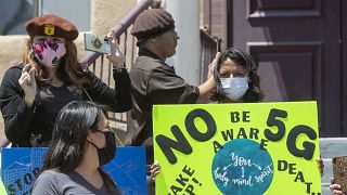 Residenti locali e attivisti anti-5G manifestano per opporsi alla costruzione di ripetitori nel quartiere Boyle Heights a Los Angeles, sabato 2 maggio 2020