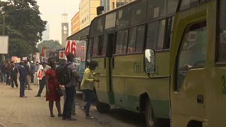 Kenya : Le COVID-19 mène la vie dure aux conducteurs de bus.