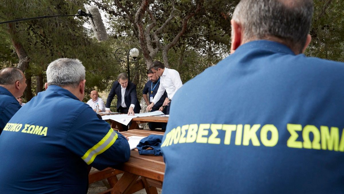Ο πρωθυπουργός της Ελλάδας συναντά πυροσβέστες 