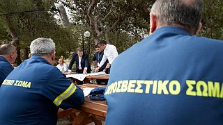 Ο πρωθυπουργός της Ελλάδας συναντά πυροσβέστες 