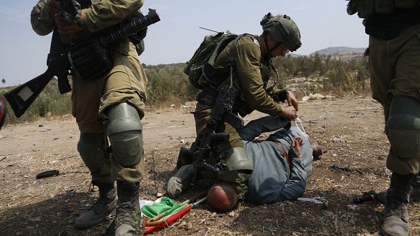 الجيش الإسرائيلي يعتدي على الناشط الفلسطيني خيري حنون الجيش الإسرائيلي يعتدي على الناشط الفلسطيني خيري حنون