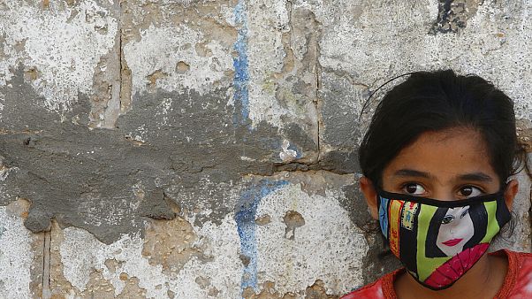 27 agosto 2027: a Gaza, una ragazza palestinese indossa una mascherina facciale 27 agosto 2027: a Gaza, una ragazza palestinese indossa una mascherina facciale