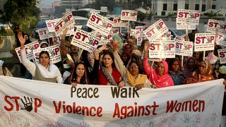 باكستانيات للتنديد بالعنف ضد المرأة