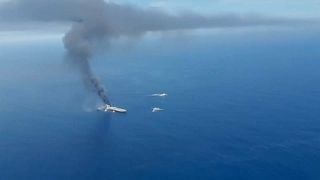 Petroleiro arde perto da costa do Sri Lanka