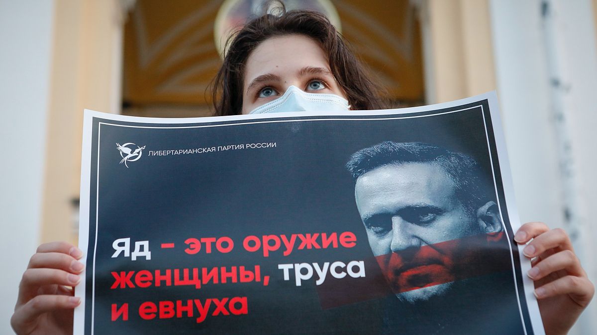 „A méreg a nők, a gyávák és az eunuchok fegyvere” – üzente egy tiltakozó Navalnij megmérgezése után
