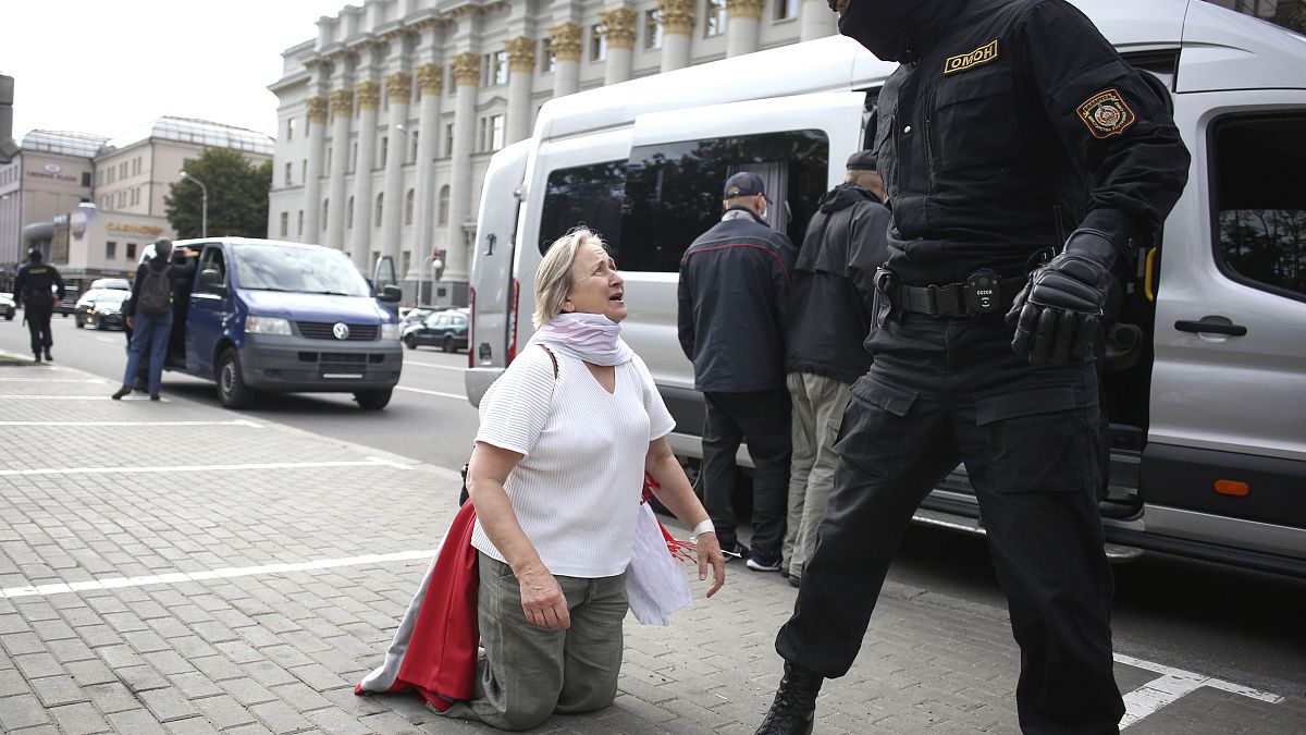 Une femme se dispute avec un policier lors d'une manifestation à Minsk, au Bélarus, le mardi 1er septembre 2020.